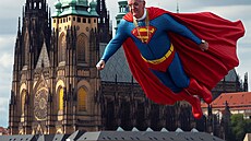 Pape v obleku Supermana letí ped svatovítskou katedrálou