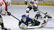 Hokejová 2. liga Slovan Ústí - Piráti Chomutov, únor 2024. Ústecký branká...