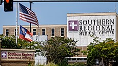 Vchod do nemocnice Southern Regional Medical Center (11. srpna 2023)