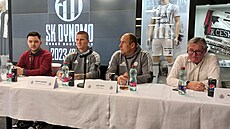 Tisková konference Dynama. Zprava sportovní manaer Milan adek, trenér Jií...