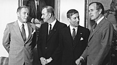 Dries van Agt (druhý zprava) poslouchá tehdejího viceprezidenta USA George...