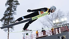 Norský sdruená Jarl Magnus Riiber ve skokanské ásti závodu v Otepää.