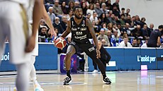 Myles Stephens v dresu Trenta.