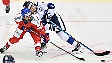 Česká hokejistka Adéla Šapovalivová v souboji se Sanni Rantalovou z Finska.