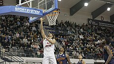 Sukhmail Mathon z Nymburka zakon�uje na ko� Gravelines-Dunkerque.