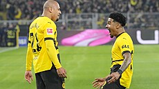 Donyell Malen (vlevo) z Dortmundu se raduje z gólu se spoluhrá�em Ianem...