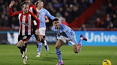 Mí� sledují Mathias Jensen (vlevo) z Brentfordu a  Phil Foden z Manchesteru...