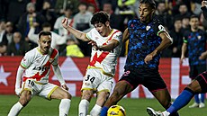 Sergio Camello (druhý zleva) z Vallecana v souboji s Loicem Badem ze Sevilly.