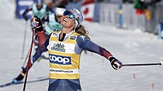 Americká b�kyn� na ly�ích Jessie Digginsová vít�zí v závod� Sv�tového poháru...