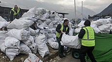 Zamstnanci nepálské letecké spolenosti pipravují odpad sesbíraný z Mount...