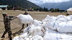 Písluníci armády nakládají odpad z cesty na Mount Everest (27. kvtna 2019)