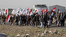 Jementí povstalci, kteí se shromaují, aby ukázali odpor proti leteckým...