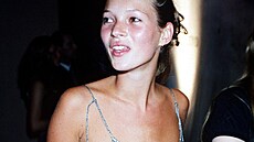 Prsvitné aty Kate Mossové pokládají módní znalci za jeden z ikonických...