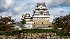 �í�ku, která te�e pod hradem, obklopují t�e�n�. Na ja�e, kdy� kvetou, to bývá...