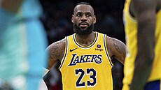 LeBron James z Los Angeles Lakers v zápase s Charlotte Hornets