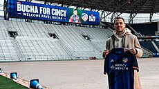 Pavel Bucha pózuje s dresem FC Cincinnati na klubovém stadionu.