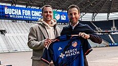 Pavel Bucha (vlevo) a jeho agent Viktor Kolá� na stadionu Cincinnati