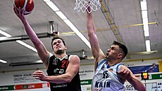 Lubo Ková (vlevo) z Nymburka zakonuje kolem kolínského Dominika tpána.