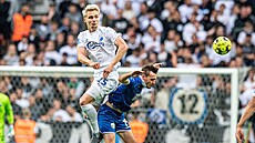Victor Nelsson z Kodan� a Jamie Mullan z New Saints v souboji o mí�