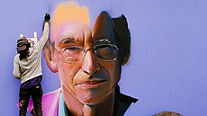 Graffiti umlec Curtis Hylton dokonuje portrét spisovatele Iana McEwana v...