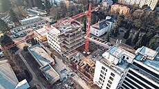 V areálu nemocnice v Rychnově nad Kněžnou stavbaři betonují monolity nového...