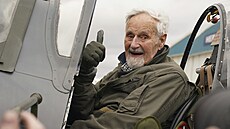 Britský bývalý pilot Jack Hemmings se ve svých 102 letech poprvé v ivot...