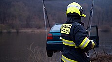 Pratí hasii a potápi na Zbraslavi vyproovali auto, které idii...