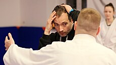 Kurz sebeobrany v plze�ské �kole bojových um�ní. Chodí do n�j jak d�ti, tak...