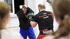 Kurz sebeobrany v plze�ské �kole bojových um�ní. Chodí do n�j jak d�ti, tak...