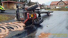 Na Tachovsku skon�il na boku traktor. Podle policie mladá �idi�ka dostala na...