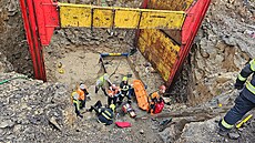 Hasi�i vytahovali je�ábem zran�ného d�lníka z výkopu v Kladn� (9. února 2024)