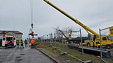 Hasi�i vytahovali je�ábem zran�ného d�lníka z výkopu v Kladn� (9. února 2024)