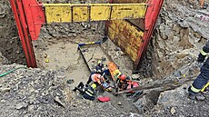 Hasi�i vytahovali je�ábem zran�ného d�lníka z výkopu v Kladn� (9. února 2024)