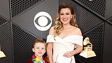 Remy Blackstock a Kelly Clarksonová na udílení cen Grammy (Los Angeles, 4....