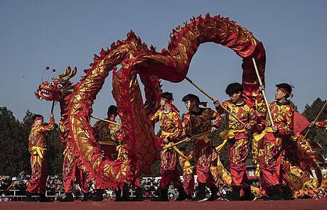 Draí tanec. íané oslavují svátky jara v Pekingu tradiním draím tancem.