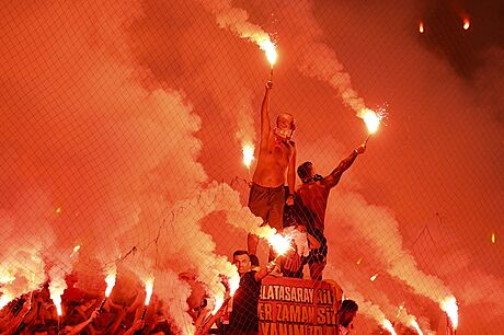 Fanouci Galatasaraye Istanbul podporují svj tým ped odvetou pedkola Ligy...