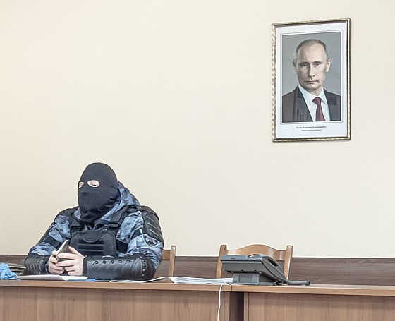 Putin a omonovec. Dmitrij Markov svou slavnou fotku z policejní sluebny...