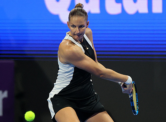 Karolína Plíková na turnaji v Dauhá v utkání s Naomi Ósakaovou.