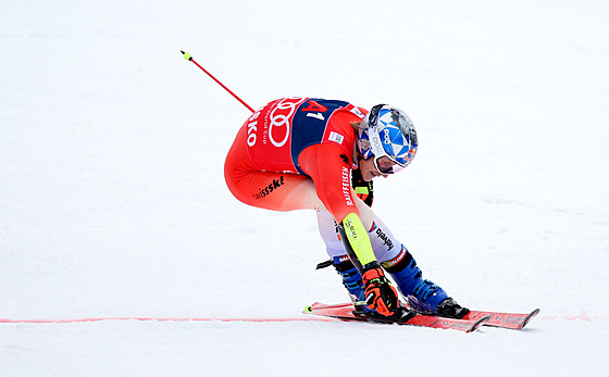 výcarský lya Marco Odermatt finiuje ve druhém kole obího slalomu Svtového...