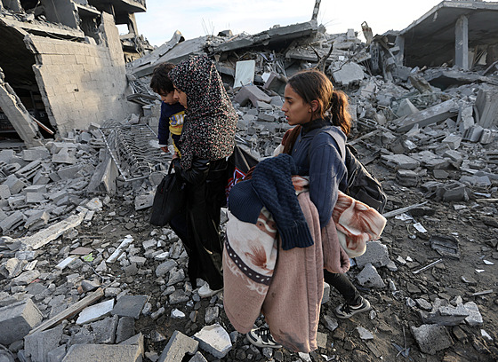 Palestinské eny na míst izraelského útoku na dm v Rafáhu na jihu Pásma Gazy...