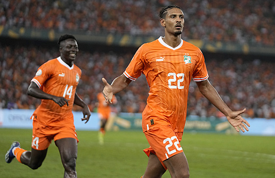 Sébastian Haller oslavuje rozhodující gól ve finále Afrického poháru národ.