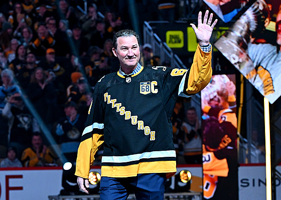 Legendární hokejový útoník Mario Lemieux pichází v Pittsburghu na slavnostní...