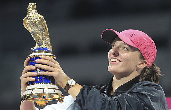 Polská tenistka Iga wiateková pózuje s trofejí pro ampionku turnaje v Dauhá.