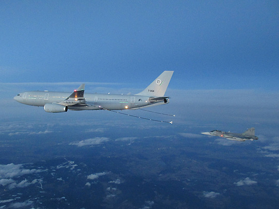První zkouka tankování za letu eských gripen z letounu Airbus A330 MRTT nad...