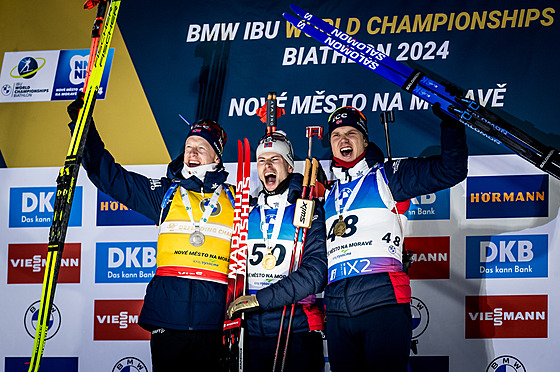 NORSKÉ PÓDIUM. Medaile ve sprintu si rozdali stíbrný Johannes Bö (vlevo),...