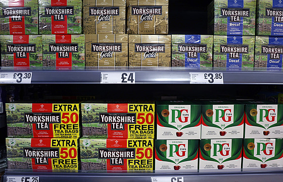 Čaj v regálech supermarketu v Londýně (13. února 2024)