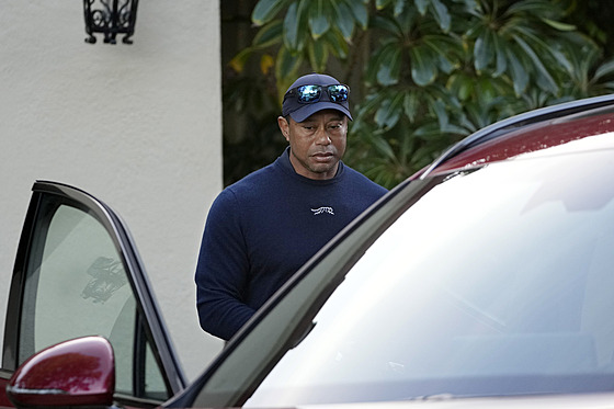 Tiger Woods nastupuje do auta po odstoupení z turnaje Genesis Invitational.