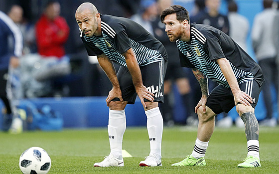 Lionel Messi (vpravo) a Javier Mascherano ped zápasem argentinské reprezentace...