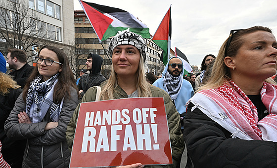 Stovky lidí v Praze pily podpoit Palestinu. Demonstranti poadovali zejména...