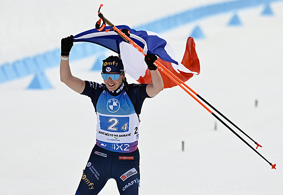 Biatlonistka Julia Simonová slaví první místo Francie ve tafet na MS v Novém...